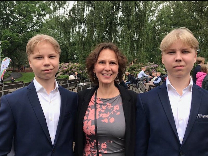 Erika Borg med sina två söner, Mattias till höger. Erika Borg med sina två söner, Mattias till höger.